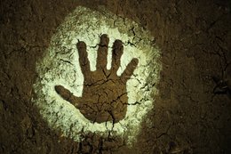 Architecture;-Comoros-Archipelago;-Detail;-France;-Handprint;-Indian-Ocean;-Kaleidos;-Kaleidos-images;-La-parole-à-limage;-Laurent-Abad;-Mayotte;-Mud;-Stories-Pictures;-Texture;-Wall